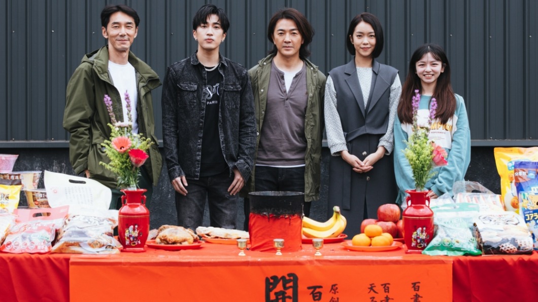 《百萬人推理》開鏡儀式,圖左起李李仁、婁峻碩、鄭伊健、李霈瑜、陳姸霏。(圖/百聿數碼提供)