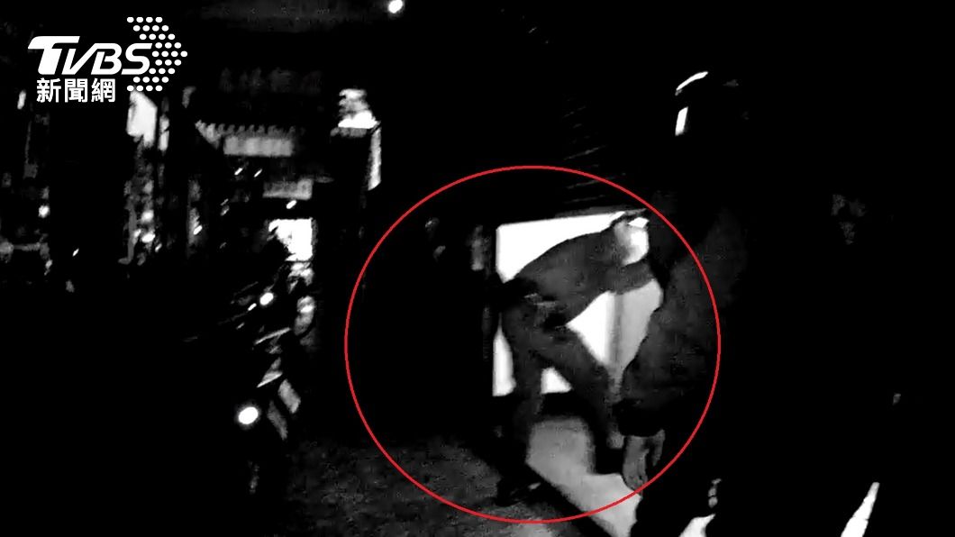 辦案遭關鐵捲門阻撓 警被「關」40分鐘才脫困