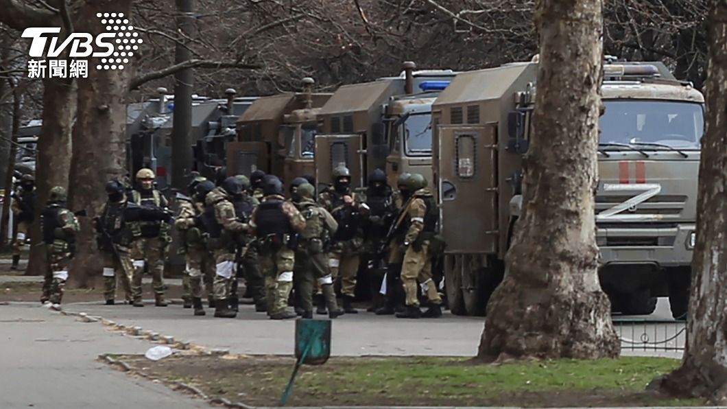 俄羅斯軍隊出現在烏克蘭赫爾松街頭。（圖／達志影像美聯社）