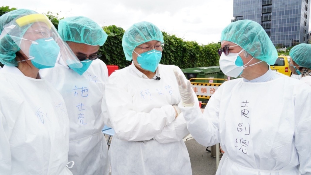 柯文哲下午視察士北科車來速篩檢站。(圖/北市府提供)