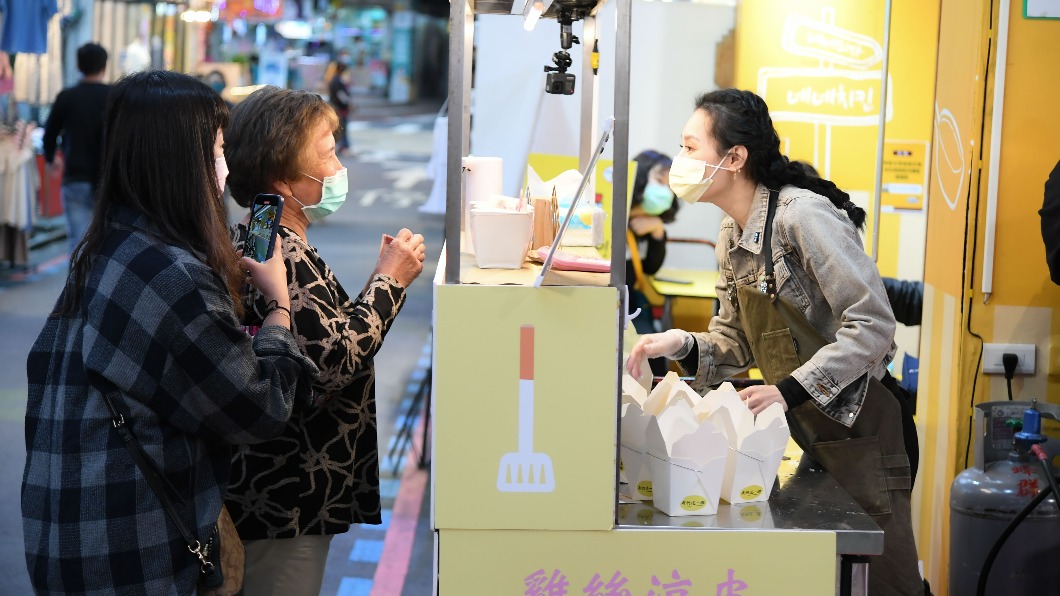 王思佳（右）認為擺攤比帶小孩更難。（圖／Vidol提供）