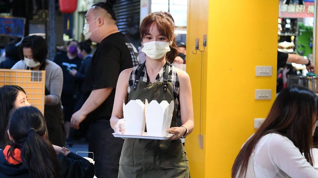 陳明珠親自擔任服務生來送餐。（圖／Vidol提供）