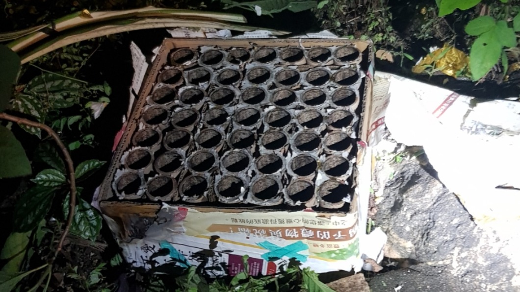 民眾在社區外發現煙火殘骸。（圖／翻攝自我們是新店人靠北靠木新店好黑特 臉書）
