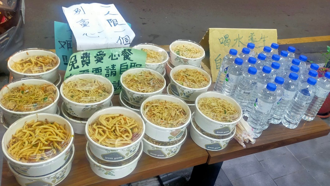 餐廳供愛心餐竟遭「歐巴桑狂掃」　老闆霸氣祭新條款只為他們