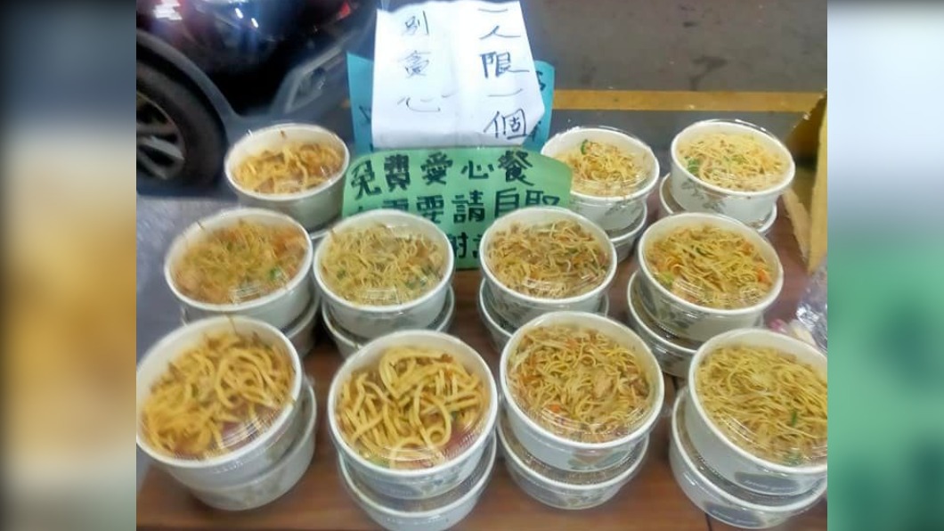 老闆發現近期晚上出現歐巴桑狂掃愛心餐。(圖/翻攝自我是板橋人 臉書)