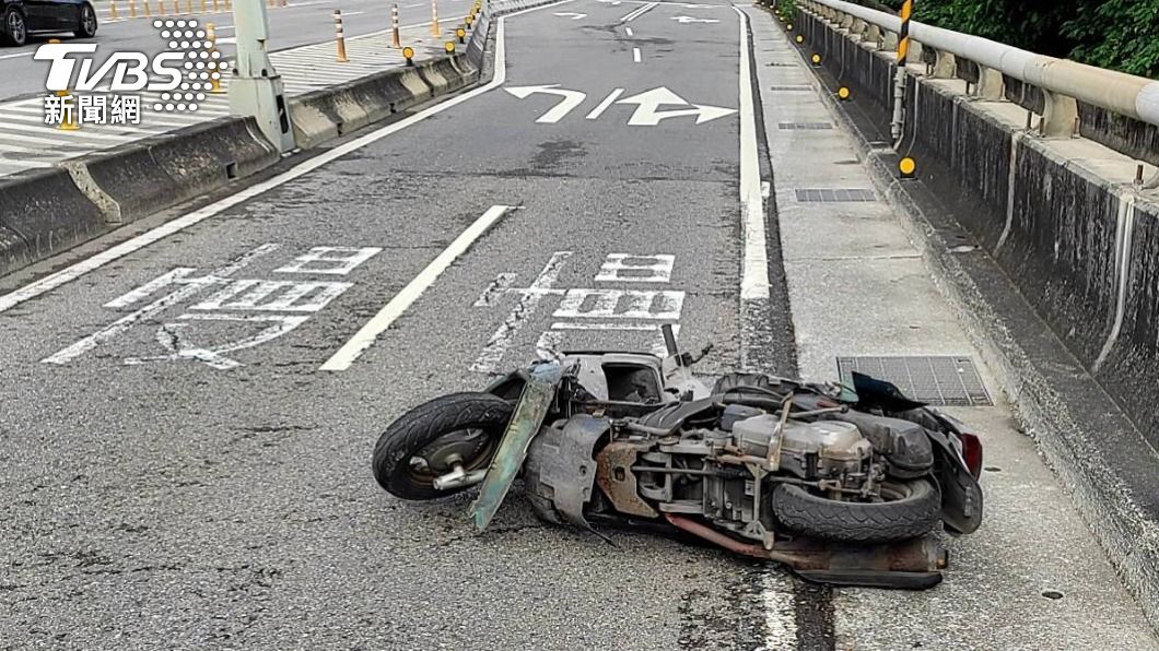 離奇車禍!婦騎車突偏移自撞分隔島 頭部重創亡