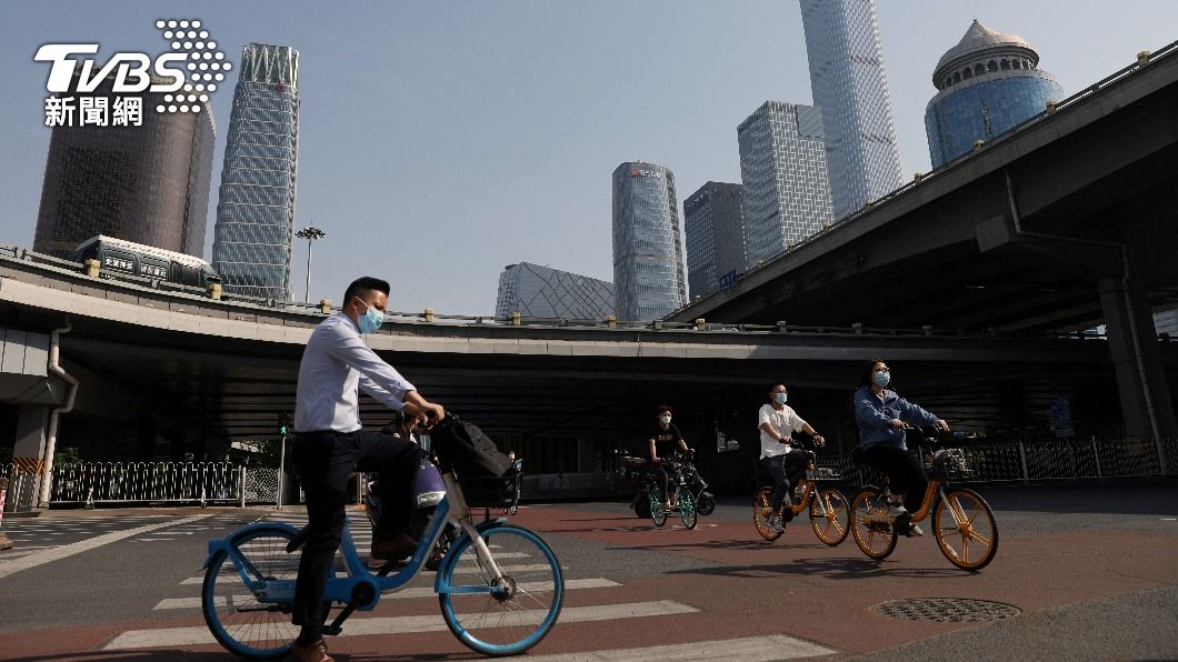 一夜回到上世紀 北京關地鐵站大批市民騎單車上班