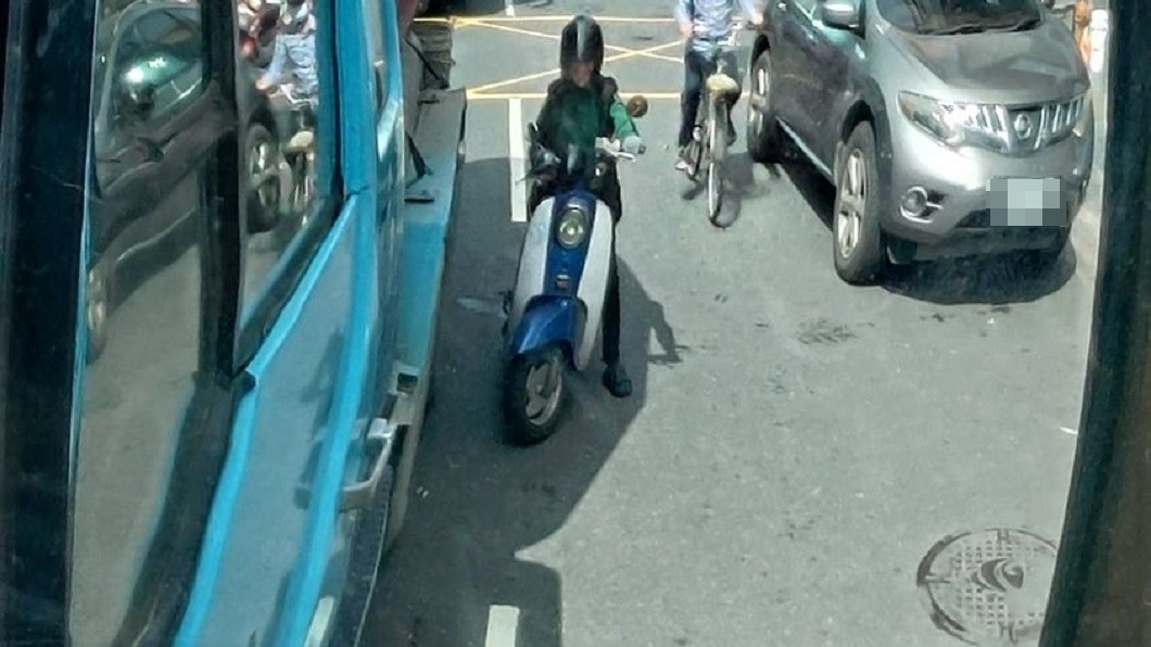 女騎士躲太陽緊貼水泥車 司機不敢動:怕送走孝女