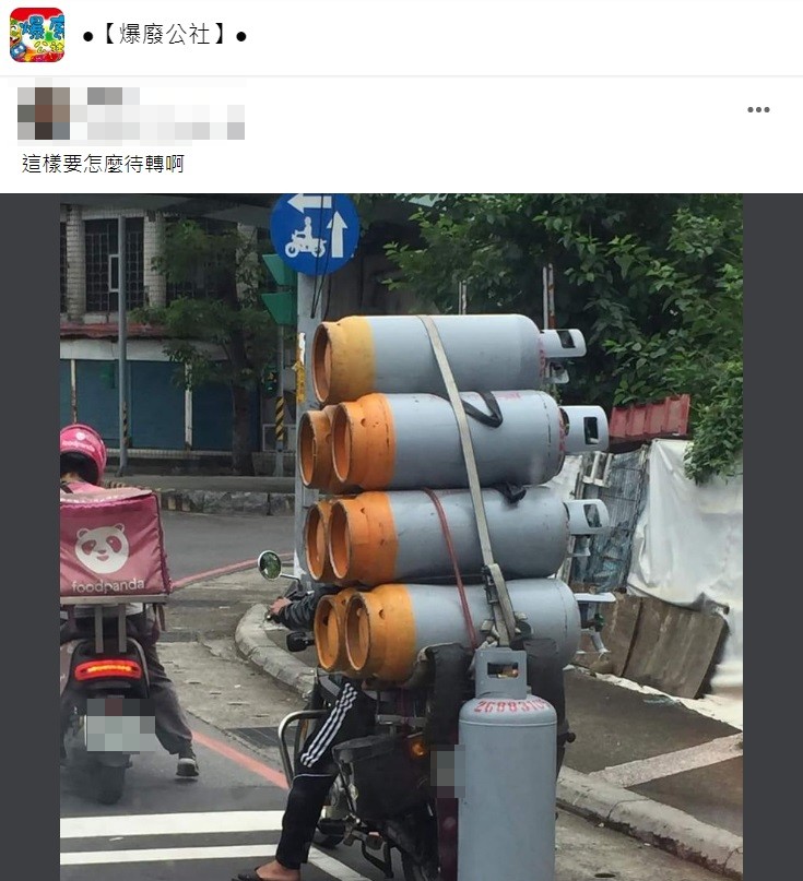 有民眾發現一名瓦斯工人機車載了8桶瓦斯超級誇張。(圖/翻攝自爆廢公社)