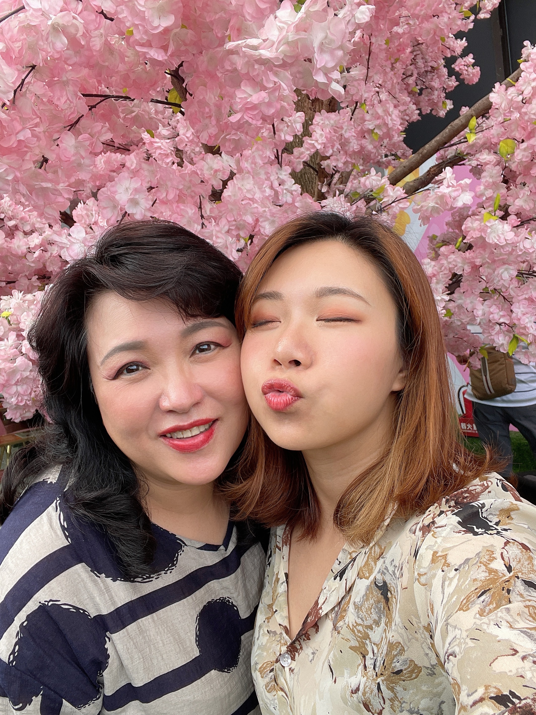 網紅朱姐與媽媽晶晶。（圖／朱姐提供）