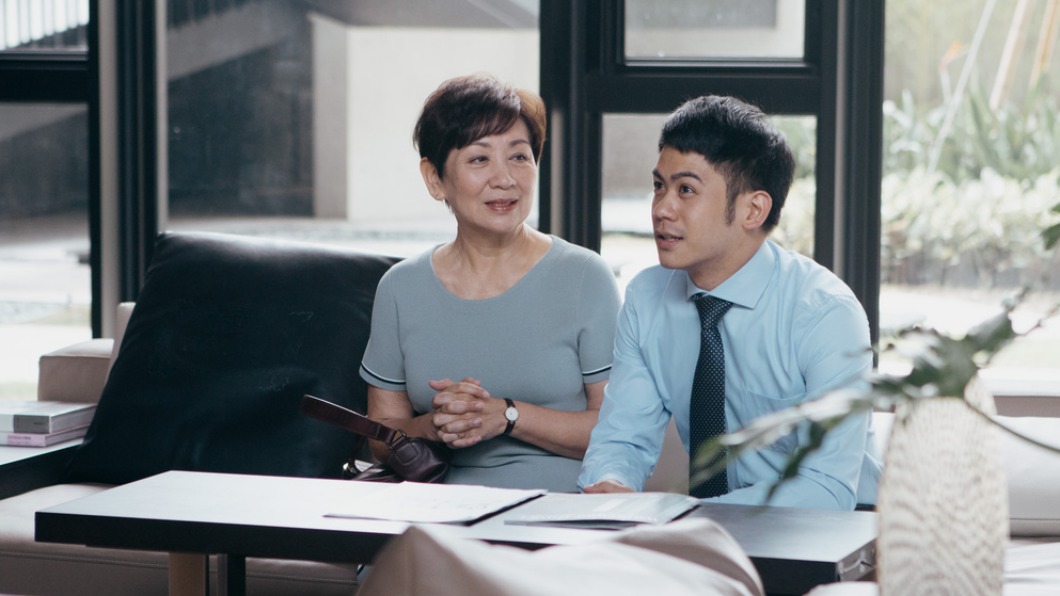 李淳(右)跟鮑起靜在《一家之主》中裡飾演師生。(圖/台北双喜電影提供)
