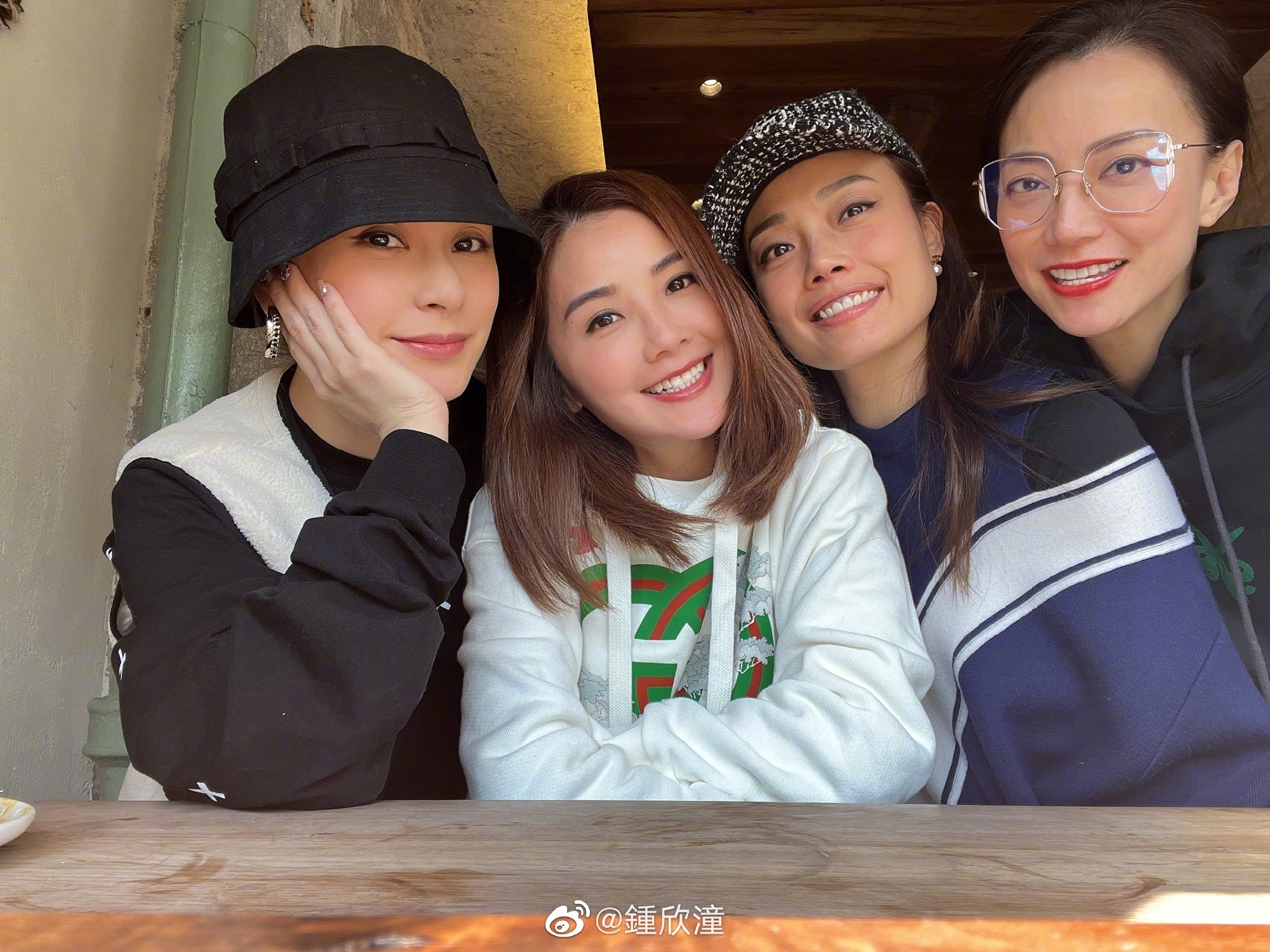 阿嬌秀出與阿Sa、容祖兒等好姊妹合照。(圖/翻攝自鍾欣潼微博)