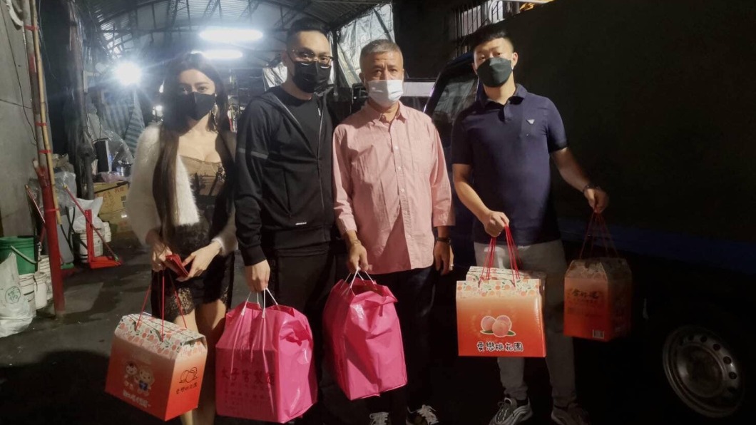 連千毅昨晚到三重做公益。(圖/翻攝自「蘭庭精品」FB)