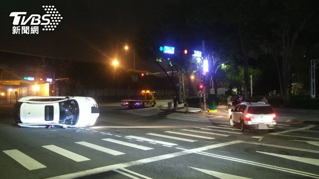 開到想睡覺？少年仔追撞前車　側翻大迴旋橫立車道