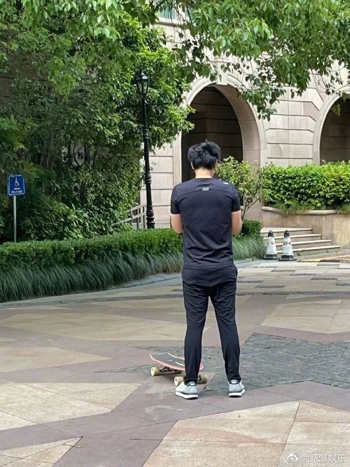 彭于晏現身社區散步，頭髮像是剛睡醒一般凌亂。（圖／翻攝自新浪娛樂微博）