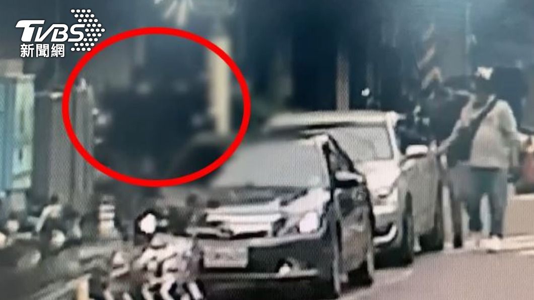 林國俊遭上銬逮捕。(圖/TVBS)