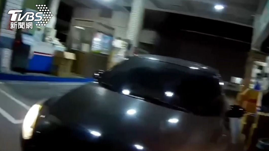 警方到場發現,黃男車也是侵占來的。(圖/TVBS)