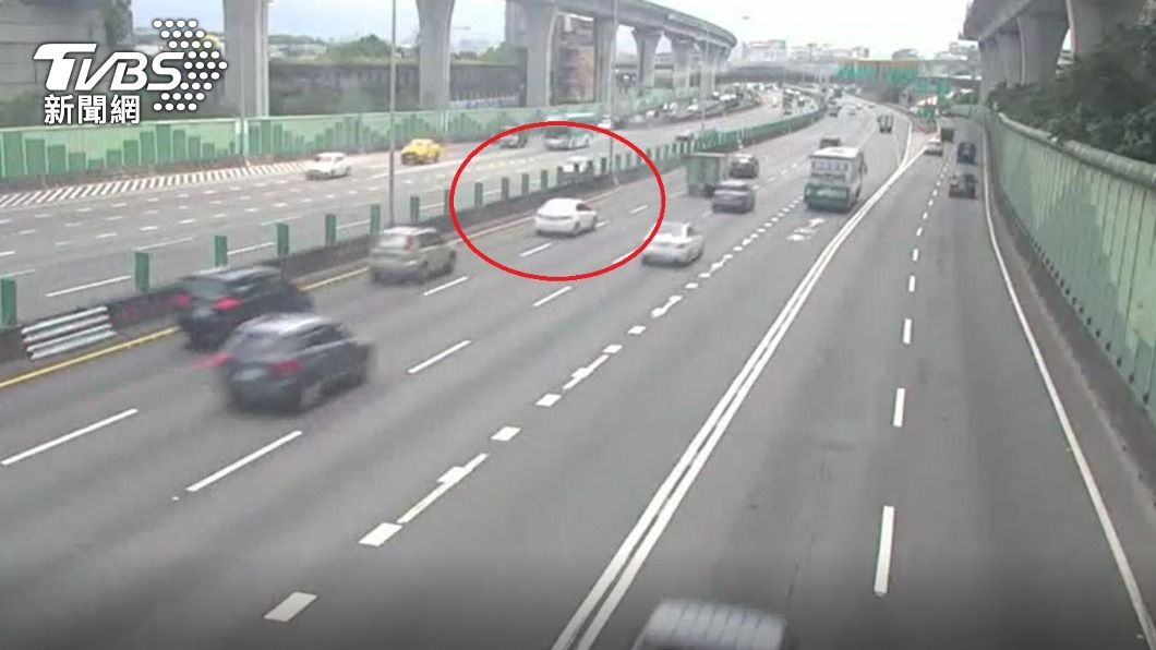 黃女當時行駛在最內側車道。(圖/警方提供)