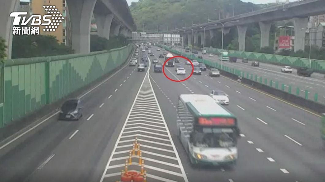 後方來車見狀減速閃避。(圖/警方提供)