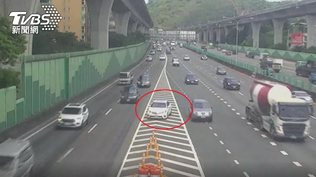肚子痛!超狂女駕駛為了找廁所 國道20秒鬼切3車道