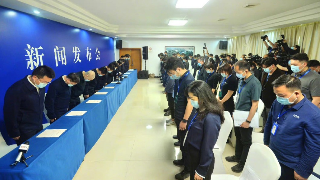 今日新聞發佈會上湖南省委常委、長沙市委書記人等向社會致歉。(圖/翻攝自微博)