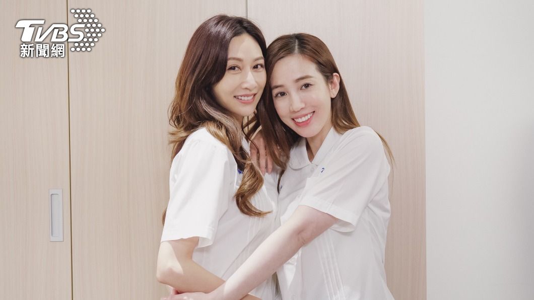 愛雅（右）與曾莞婷在《機智》中是閨蜜，戲外也培養出好交情。（圖／TVBS）