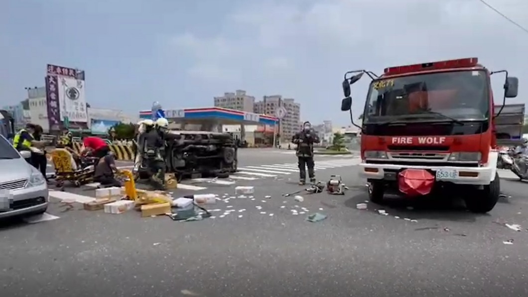 碰!嘉義2車撞擊、貨車翻覆 駕駛夾座位受困