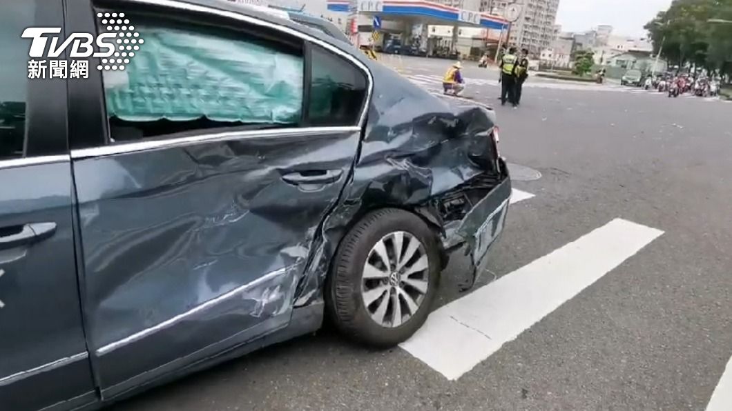 轎車左後全毀。(圖/TVBS)
