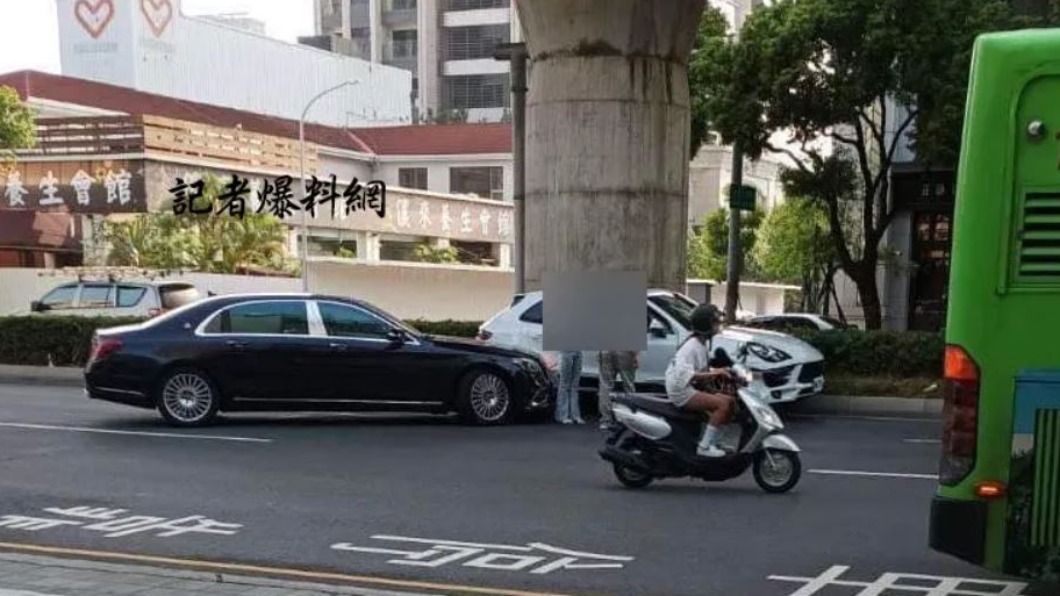 兩車這一撞要價不菲。（圖／翻攝自記者爆料網）