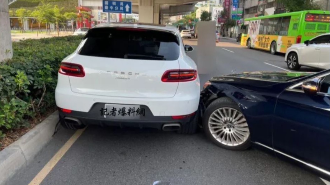 保時捷車尾被「親」上了。（圖／翻攝自記者爆料網）