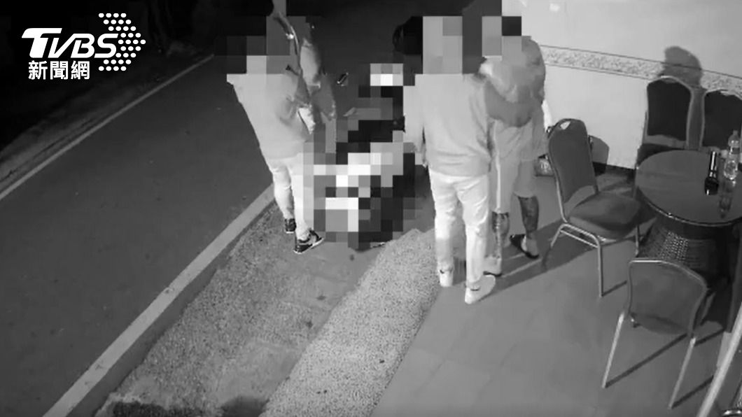 監視器拍下4人在現場交談。(圖/警方提供)