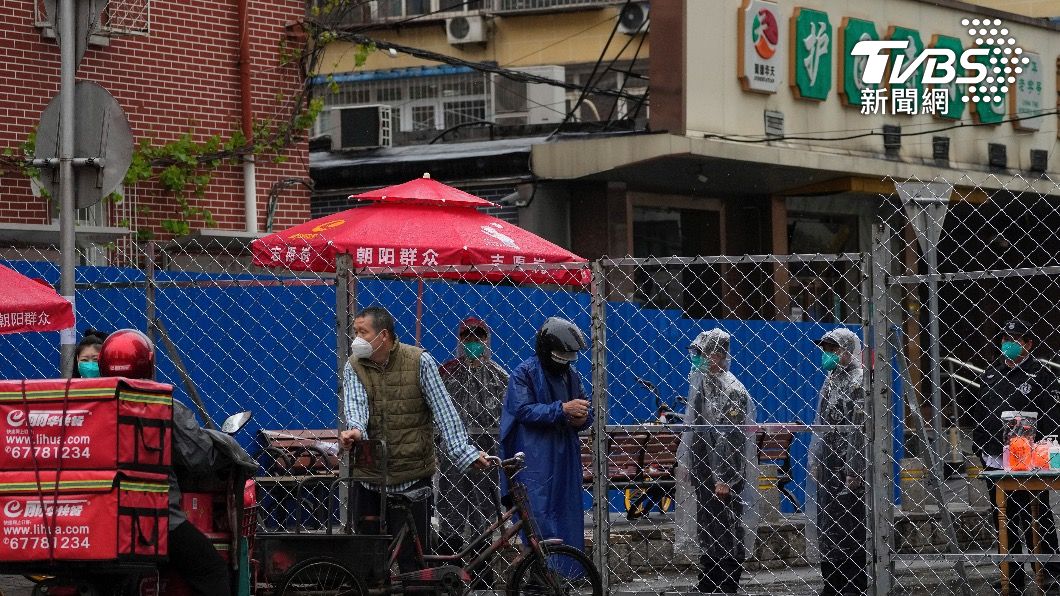 上海人可以出門了！社區「列隊限時」逛超市　眾嘆：瘋了