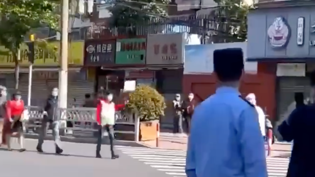 上海社區舉牌帶隊逛超市。(圖/翻攝自微博)