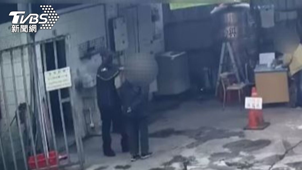 警衛出手朝婦人頭部攻擊。（圖／TVBS）