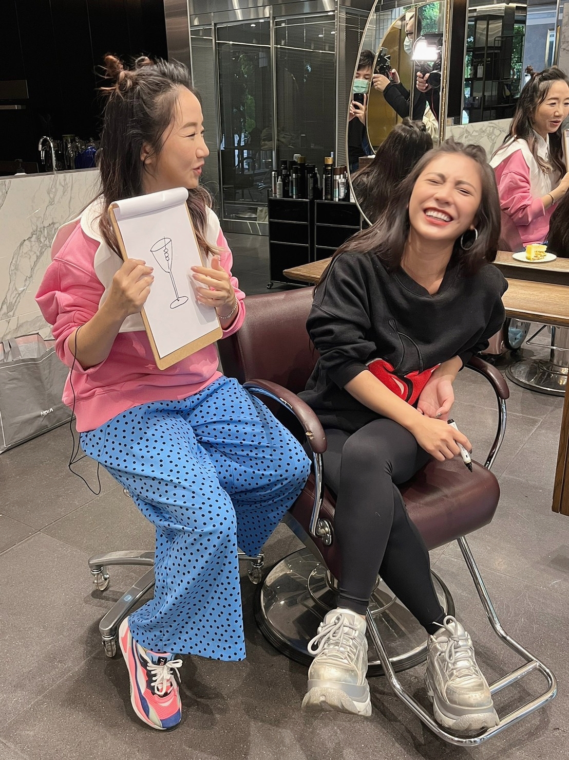 陶晶瑩化身「測字畫仙姑」，替艾怡良算命。（圖／Wow桃姐頻道團隊提供）