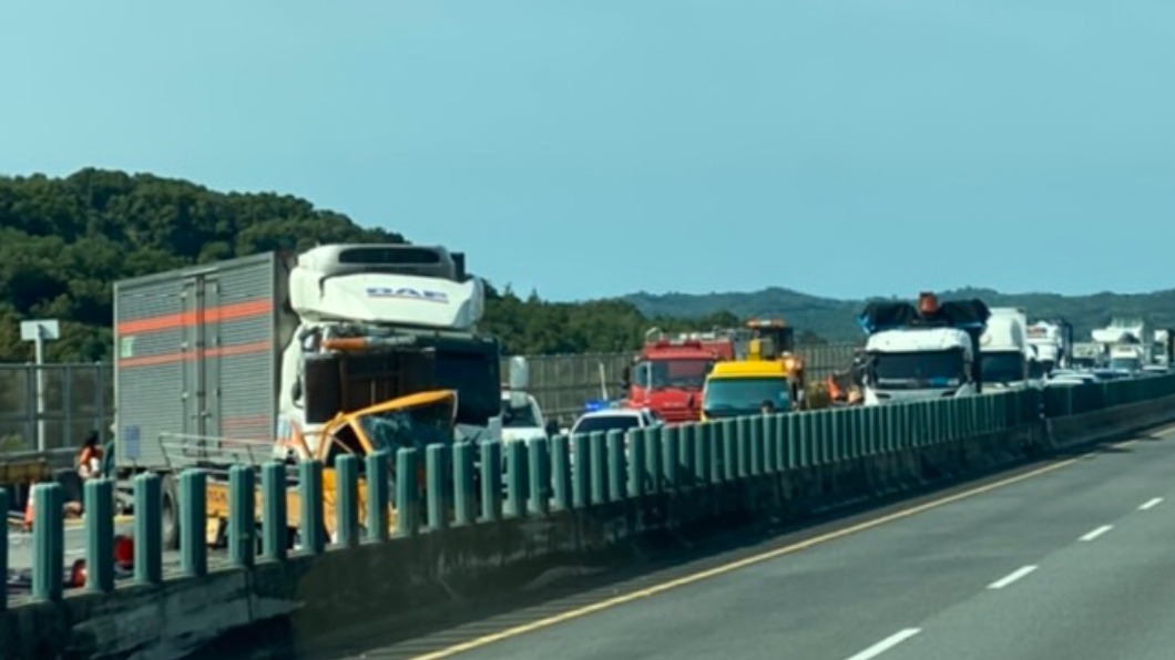 國3苗栗西湖段發生追撞事故。（圖／翻攝自台灣車友爆料中心）