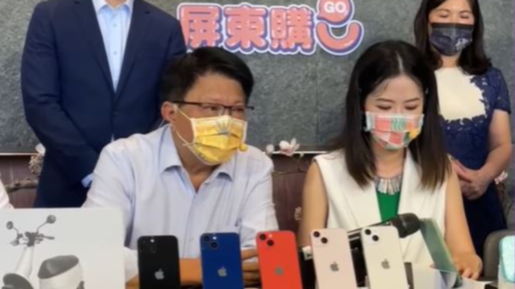 潘孟安親自抽獎。(圖/翻攝自潘孟安臉書)