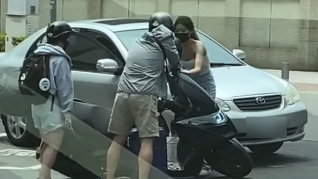 轎車駕駛是一名長髮正妹。（圖／翻攝自爆廢公社）