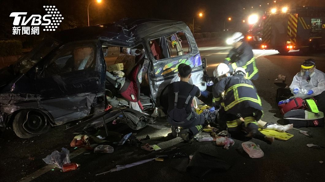 閃車失控？廂型車國道自撞護欄　夫妻1死1傷