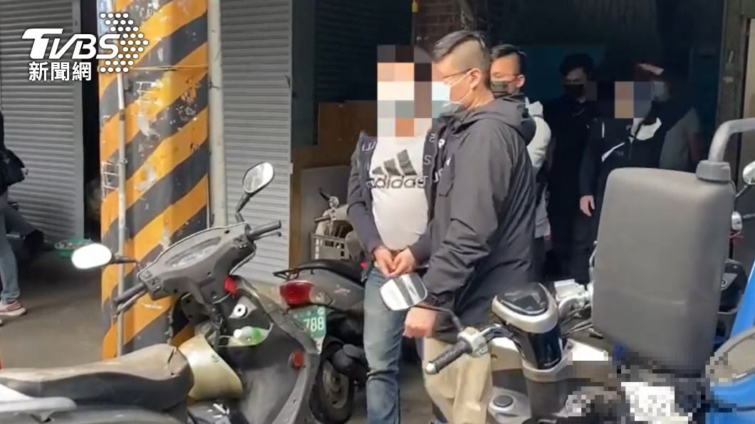 警方將周姓毒蟲帶回偵辦。(圖/TVBS)