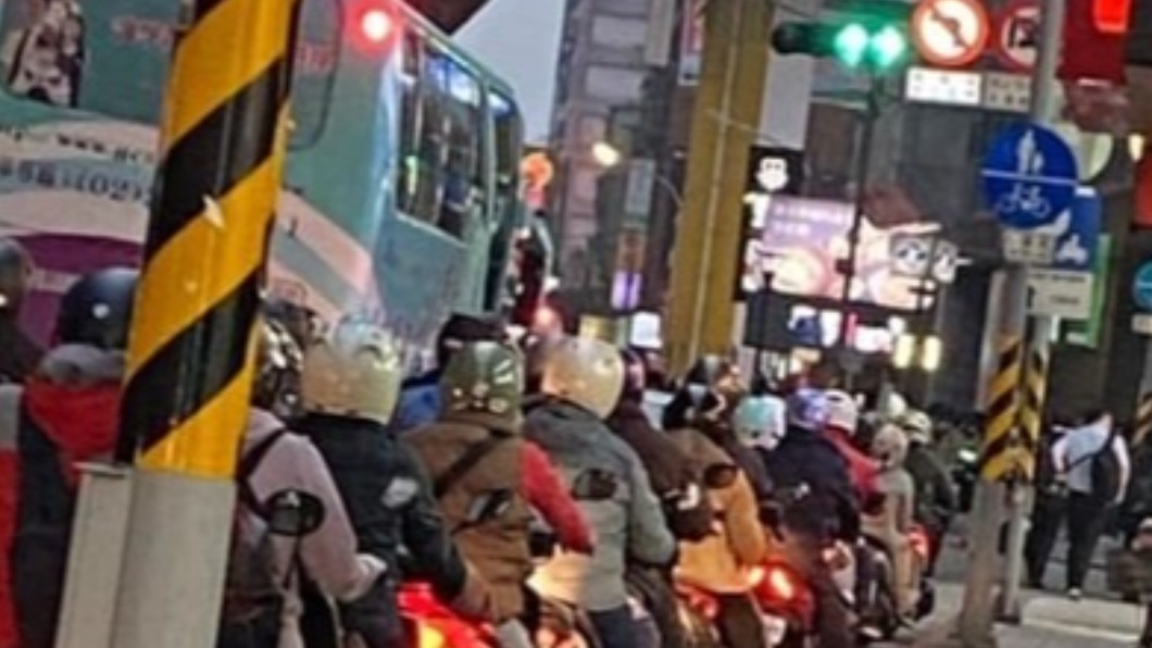 類火車?路上冒「人形蜈蚣」 騎士笑喊小確幸:莫名舒服