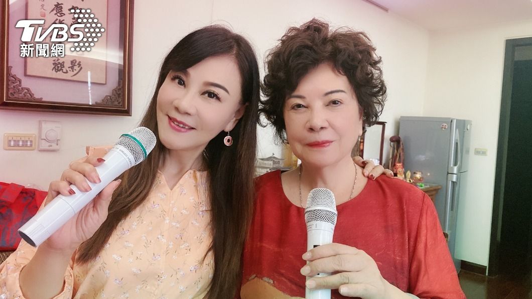 龍千玉在爸爸過世後,會在家教媽媽唱歌。(圖/豪記唱片提供)