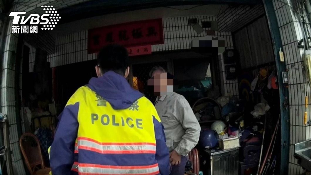 由於阿嬤很常迷路,員警已將她家地址倒背如流。(圖/TVBS)