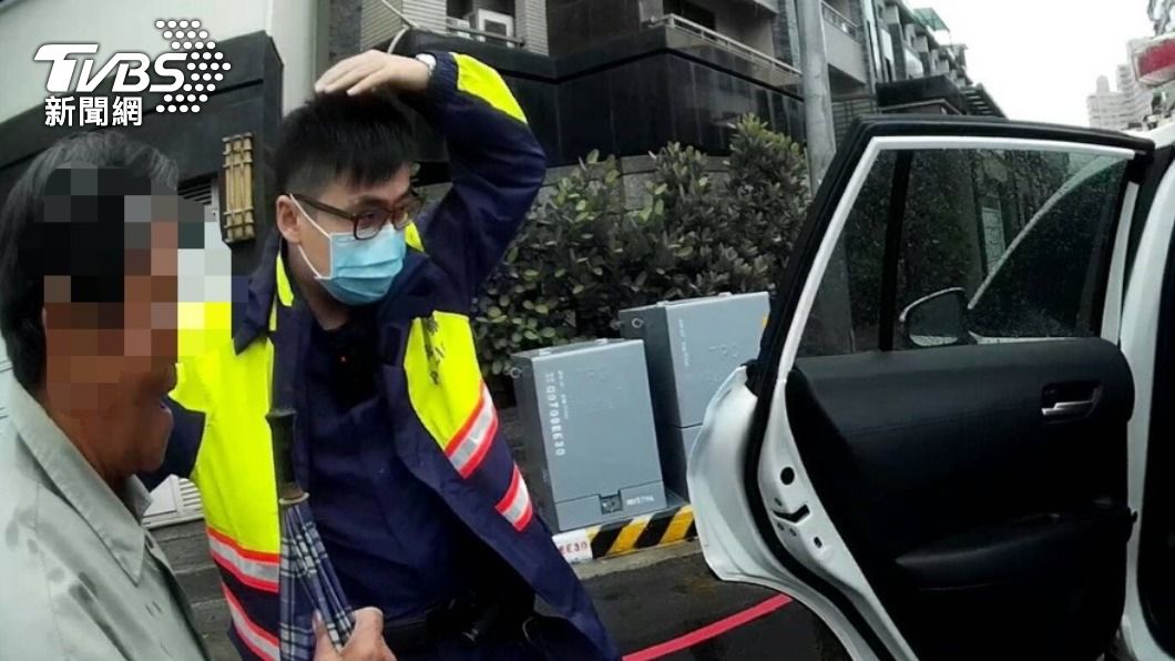 阿嬤下車問員警要不要付錢。(圖/TVBS)