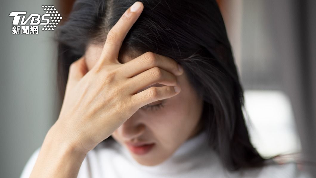 若發燒合併暈眩、頭痛,當心是身體在脫水。(示意圖/shutterstock達志影像)