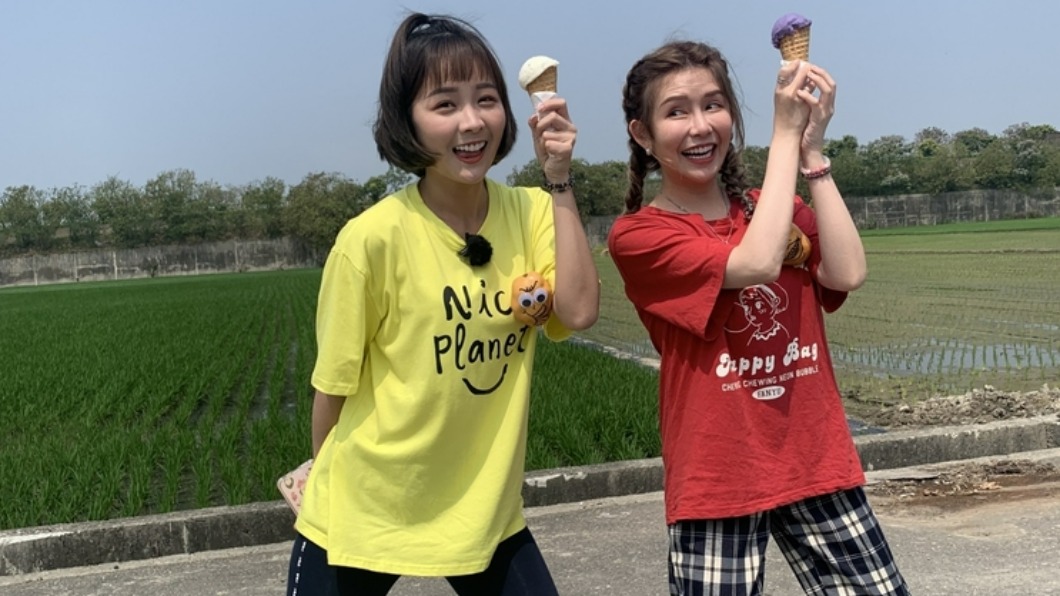 籃籃（左）跟阿樂（右）手上拿著用馬鈴薯泥做的冰淇淋。（圖／民視提供）