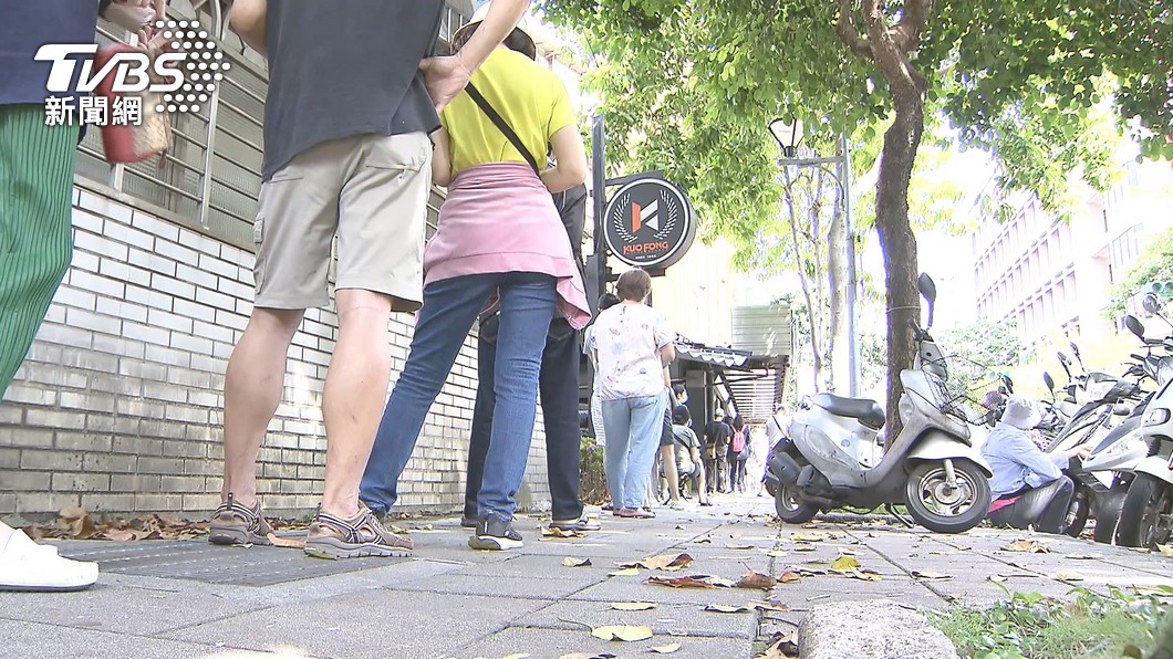 幾乎天天都有民眾排隊買快篩。(圖/TVBS)