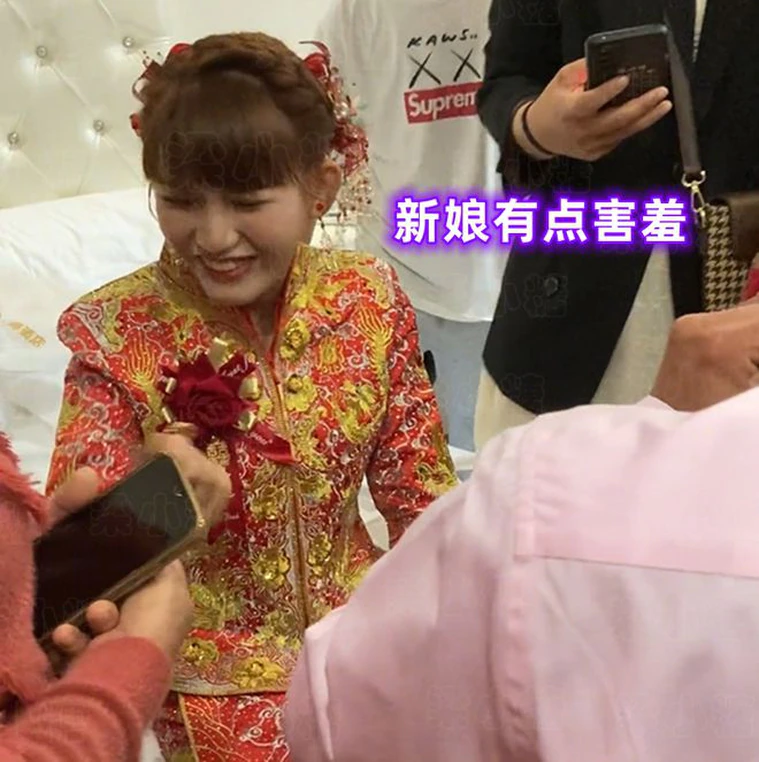 新娘神情嬌羞。(圖/翻攝自微博)