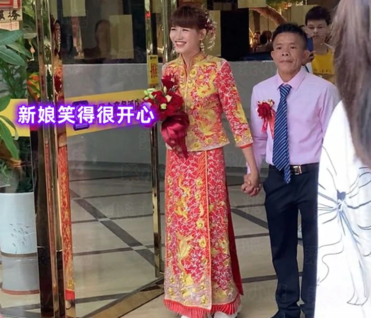 新娘笑瞇瞇地和新郎一起亮相。(圖/翻攝自微博)