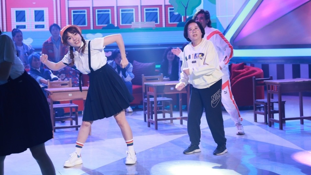 小優（左）與優媽（右）一起在節目中表演。（圖／民視提供）